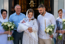 Привітання з хрещенням дитини – щаслива родина після обряду