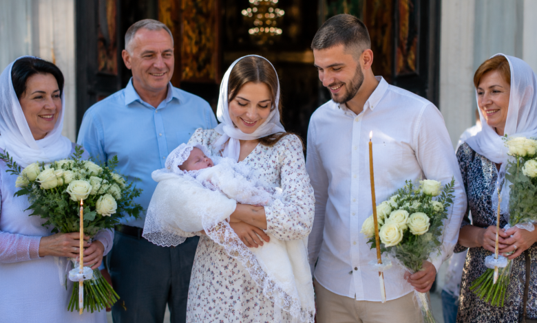 Поздравления с крещением ребенка — счастливая семья после обряда