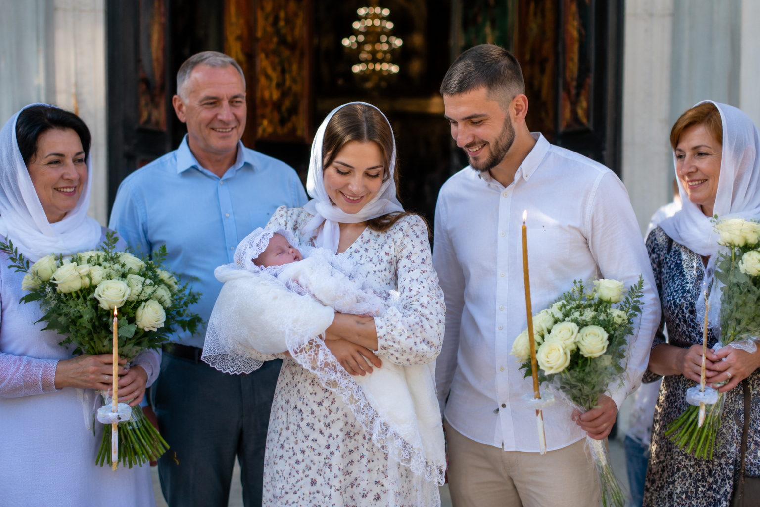 Привітання з хрещенням дитини – щаслива родина після обряду